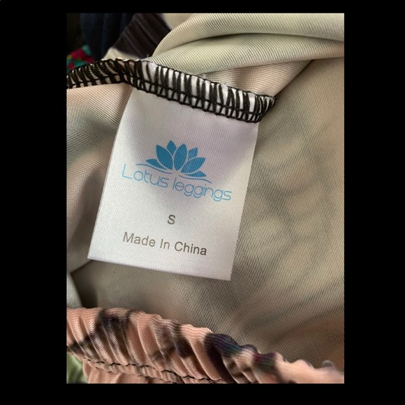 Lotus leggings w skulls and roses. Size small - Picture 4 of 4